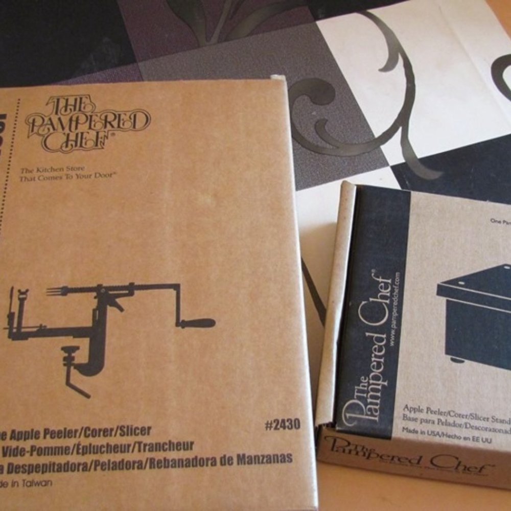 Pampered Chef Apple Peeler/Corer/Slicer & Stand NIB